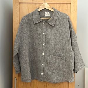 Linen top with collar and a pocket